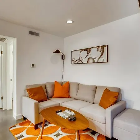 Modern Designer Condo Close To Downtown Austin!